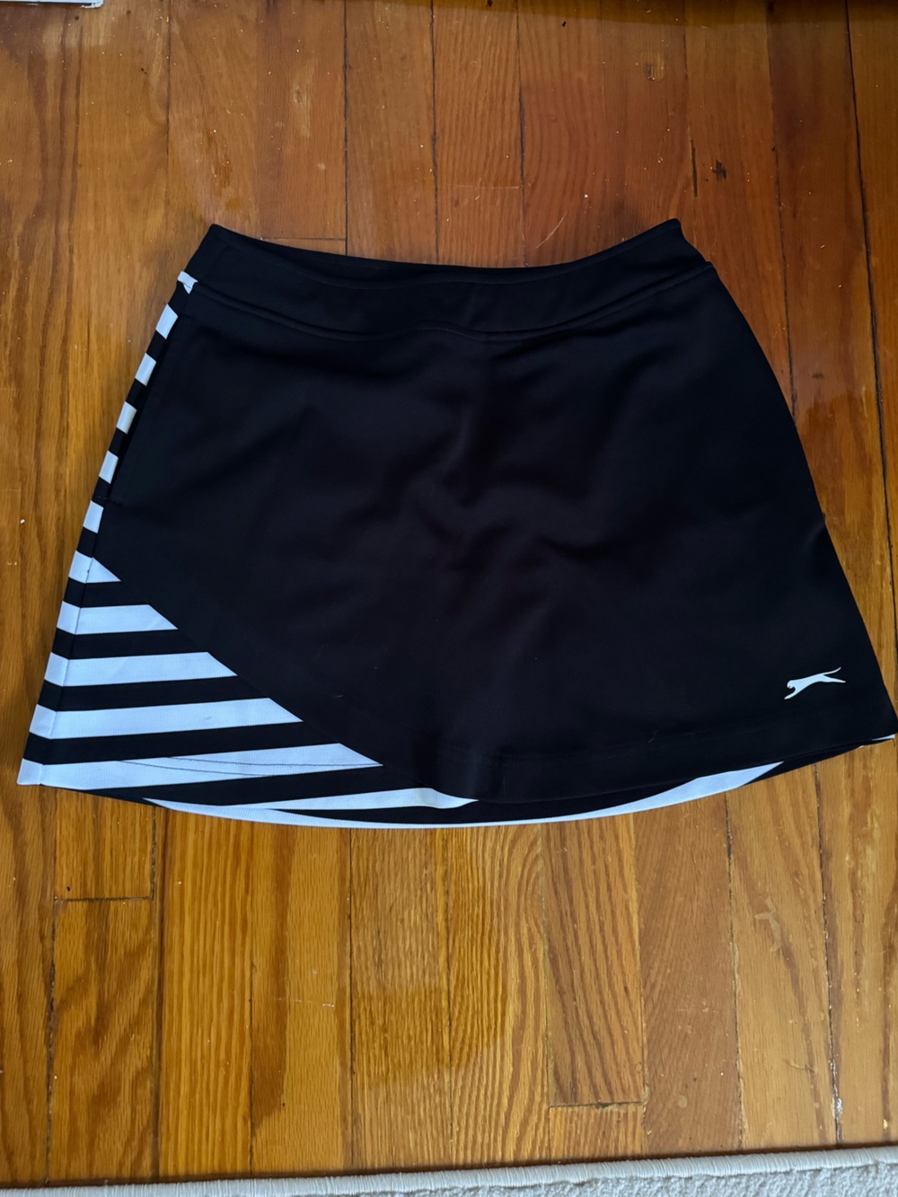 NWOT Slazenger Black with White Stripes Preppy Golf Skort and Pockets